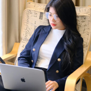 ao-vest-nu-dai-tay-dang-croptop-am-ap-cho-mua-thu-dong-2