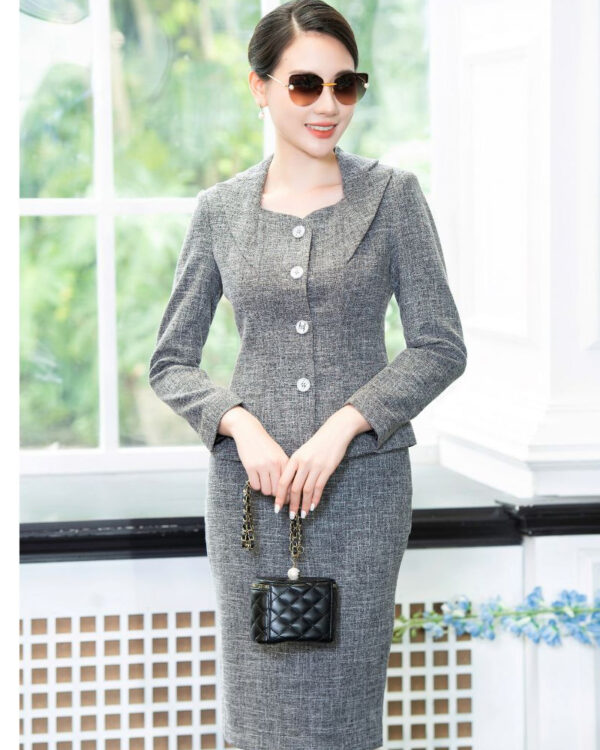 ao-vest-nu-dang-om-vai-da-mau-xam-phong-thai-quy-co-1