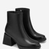 giay-ankle-boots-mui-vuong-mau-den-thoi-thuong-tung-buoc-chan-1