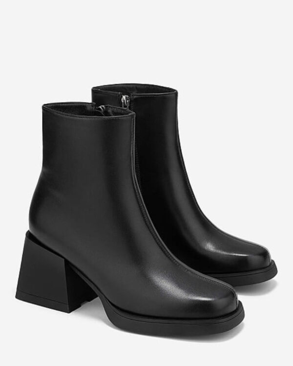 giay-ankle-boots-mui-vuong-mau-den-thoi-thuong-tung-buoc-chan-1