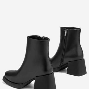 giay-ankle-boots-mui-vuong-mau-den-thoi-thuong-tung-buoc-chan-2