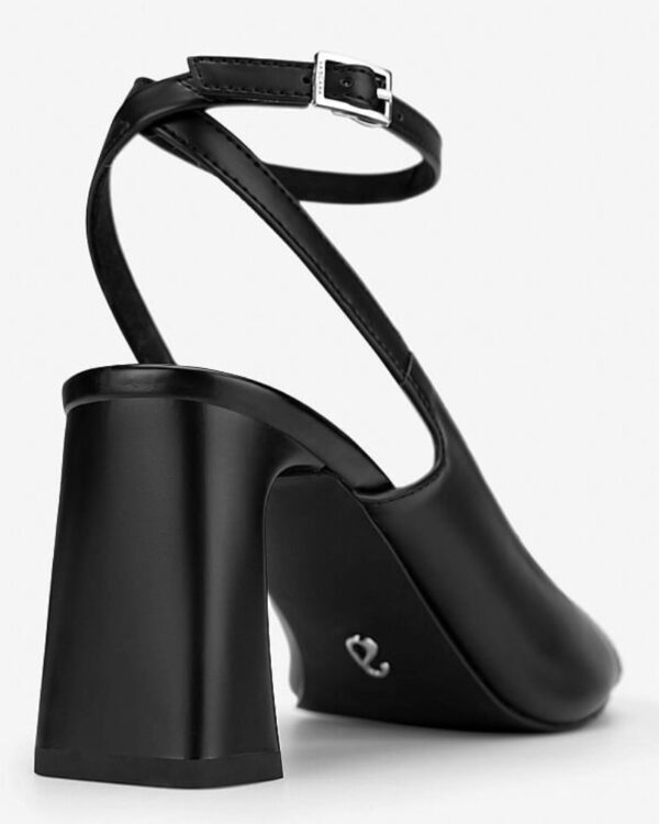 giay-sandals-block-heel-cut-out-mau-den-ton-dang-nhe-nhang-2